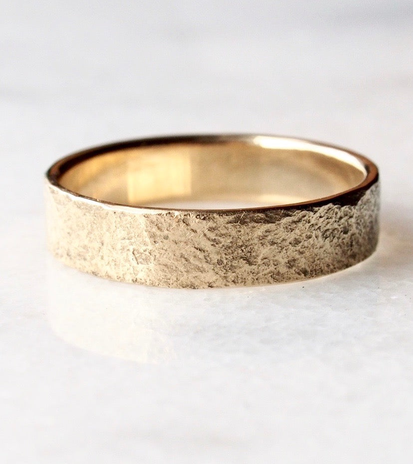Stone Textured Band / 5mm Gold